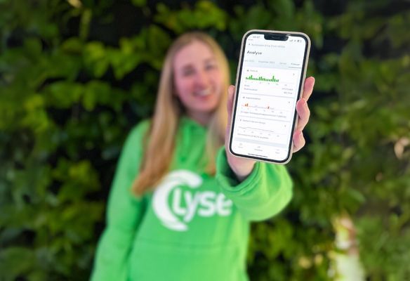 Ung kvinne viser fram Lyse-appen på telefonen
