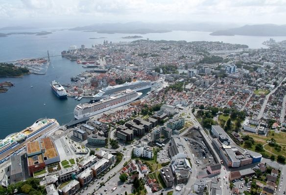 Flyfoto Vågen i Stavanger sentrum med cruiseskip